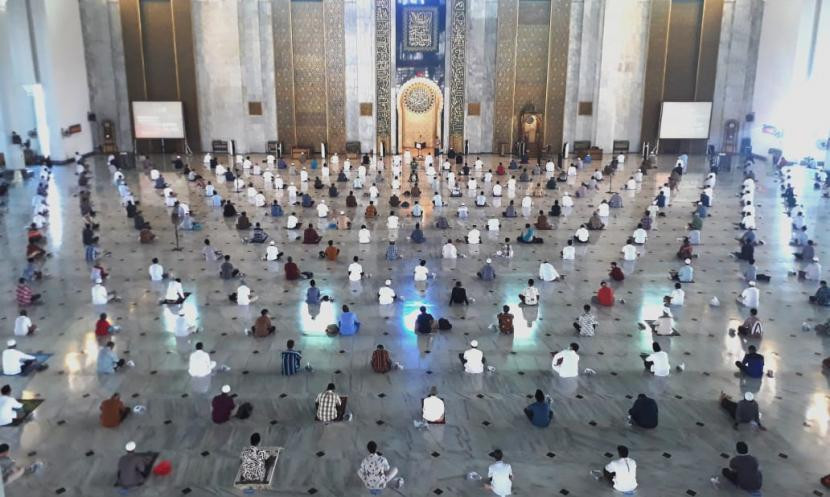 Salat Suasana pelaksanaan Salat jumat di Masjid Al Akbar Surabaya. (Foto: Istimewa)