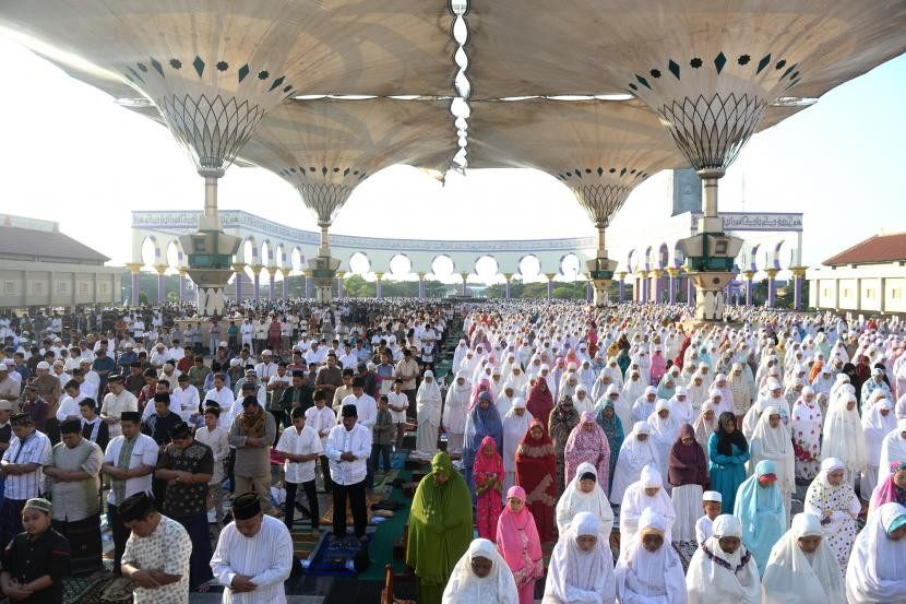 Salat berjamaah di Masjid Agung Semarang, Jawa Tengah. (Foto: travellers)