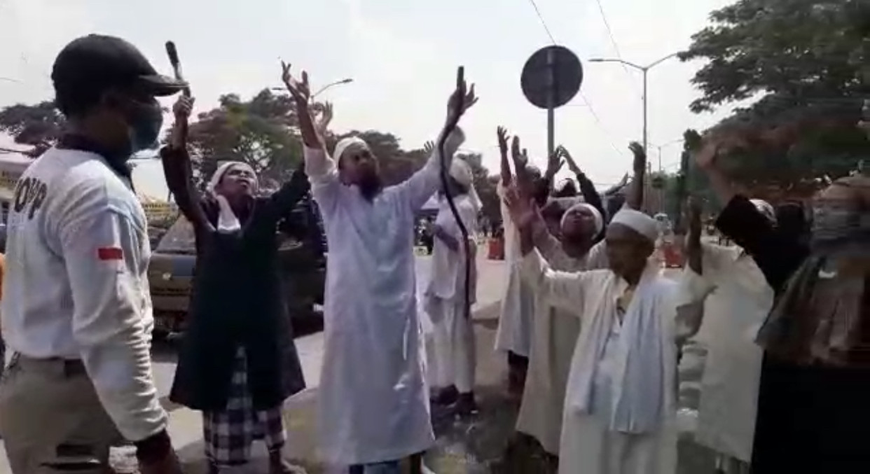 Potongan video yang menunjukkan rombongan warga bersholawat ketika diberhentikan di pos penyekatan Suramadu (Foto: Istimewa)