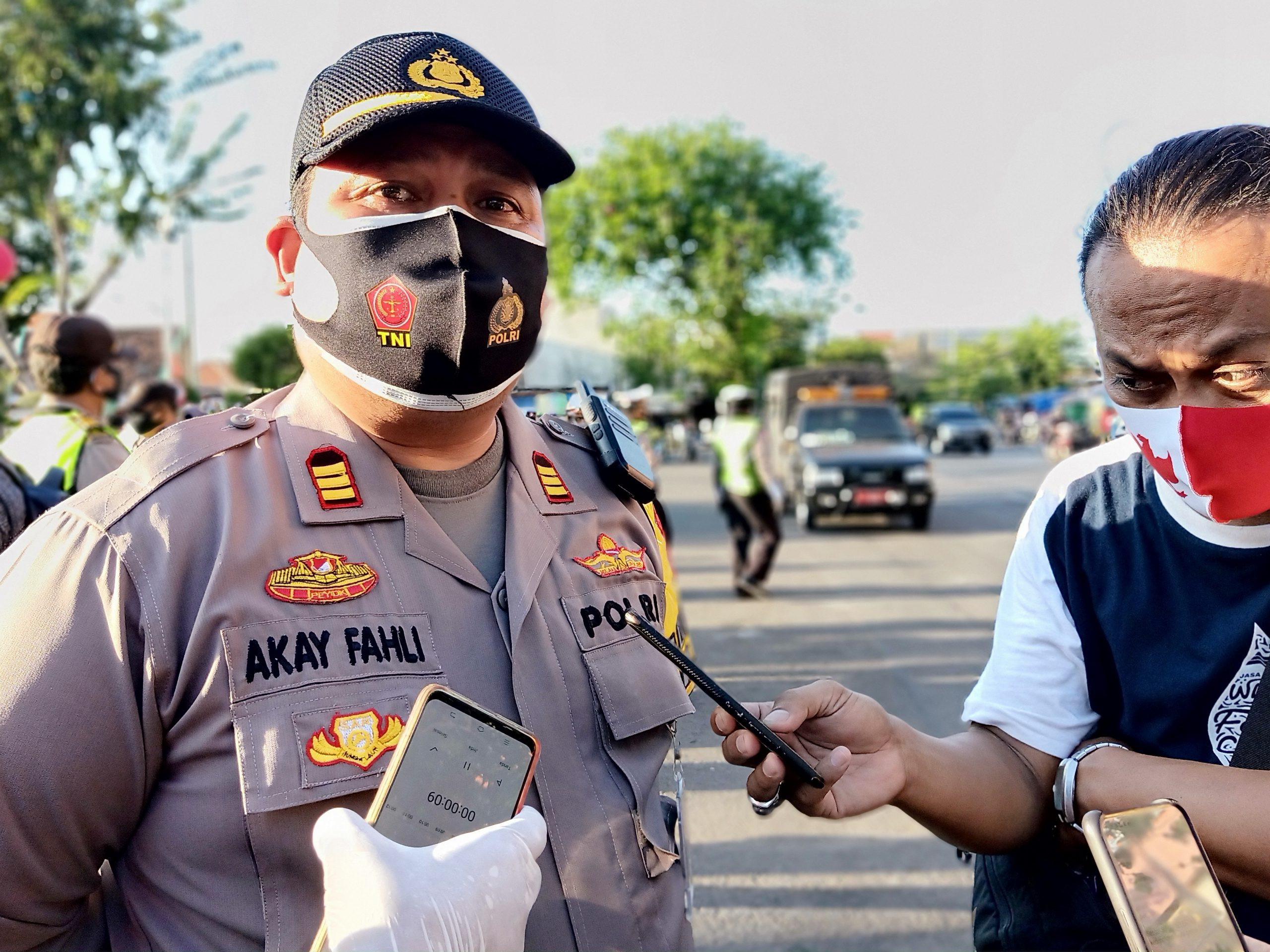 Kapolsek Gubeng Kompol Akay Fahli saat diwawancarai wartawan dalam sebuah kesempatan. (Foto: Istimewa)