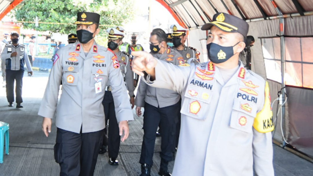 Kapolresta Banyuwangi Kombespol Arman Asmara Syarifuddin (kanan) mendampingi Direktur Regident Korlantas Polri Brigjenpol Yusuf saat mengecek posko Penyekatan di Pelabuhan Ketapang, Banyuwangi (foto:istimewa)