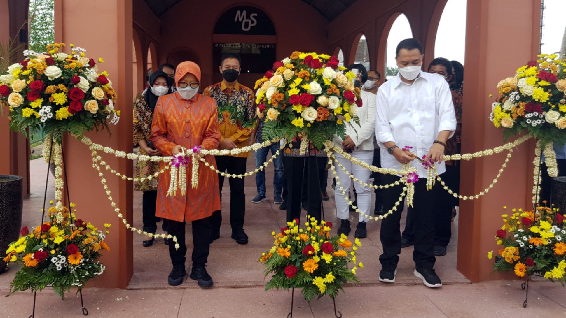 Mensos RI Tri Rismaharini (kiri) bersama Walikota Surabaya Eri Cahyadi saat meresmikan pembukaan Museum Olahraga Surabaya di Jalan Indragiri, Surabaya, Sabtu 8 Mei 2021. (Foto: Fariz Yarbo/Ngopibareng.id)