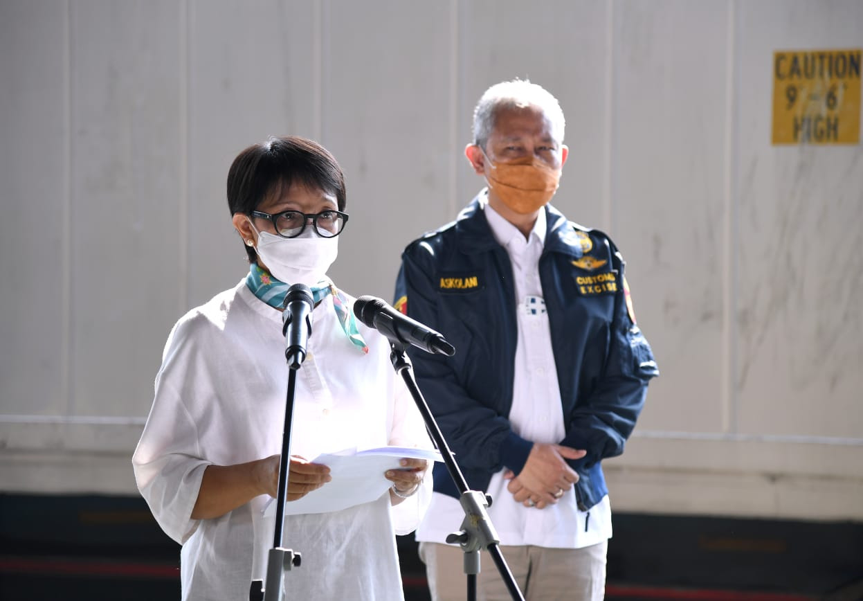 Menlu Retno Marsudi menyambut kedatangan vaksin AstaZenica. (Foto:setpres)