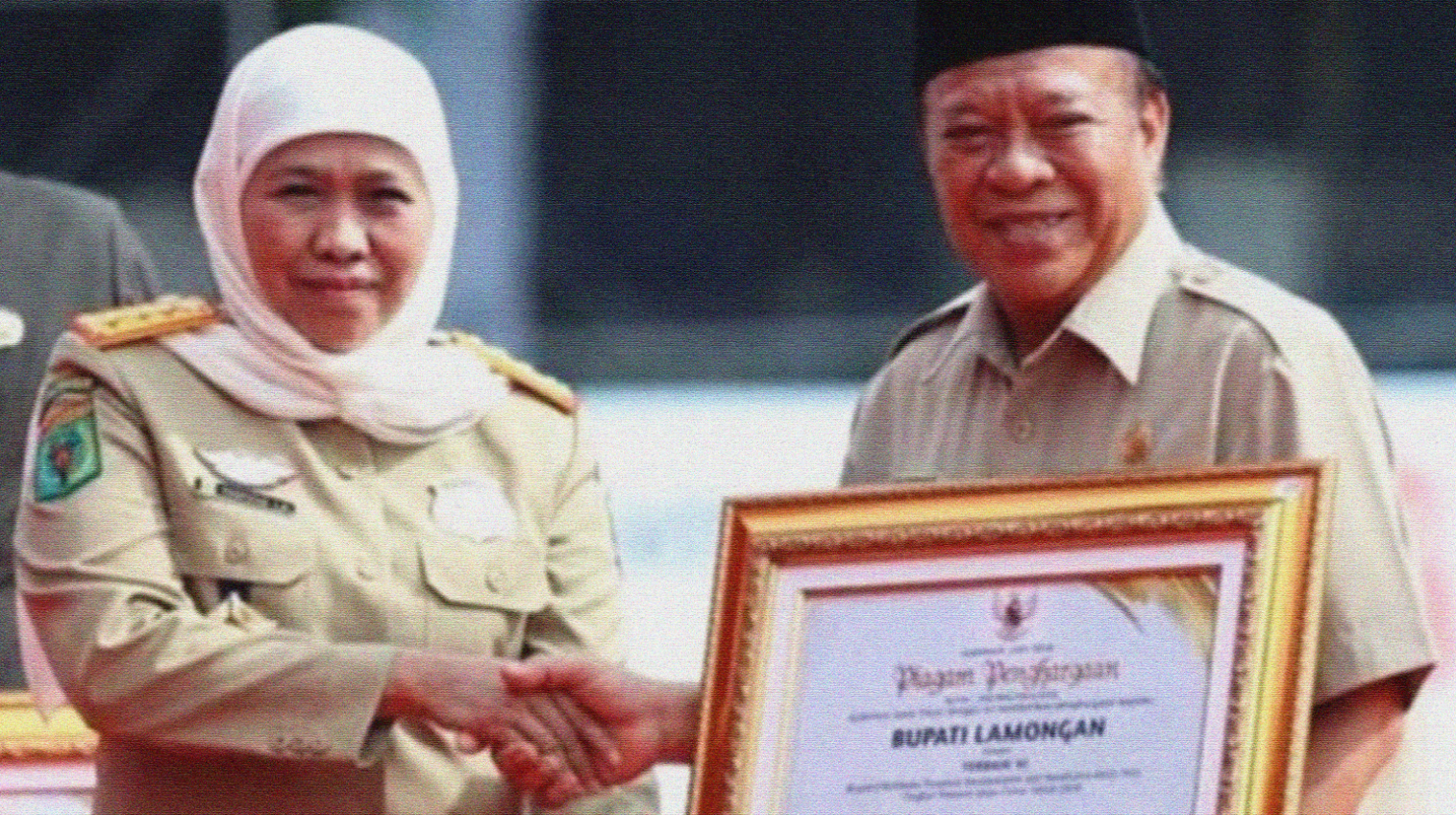 Mantan Bupati Lamongan Fadeli (kanan) saat menerima penghargaan dari Gubernur Jatim. (Foto: Dok Jatim)