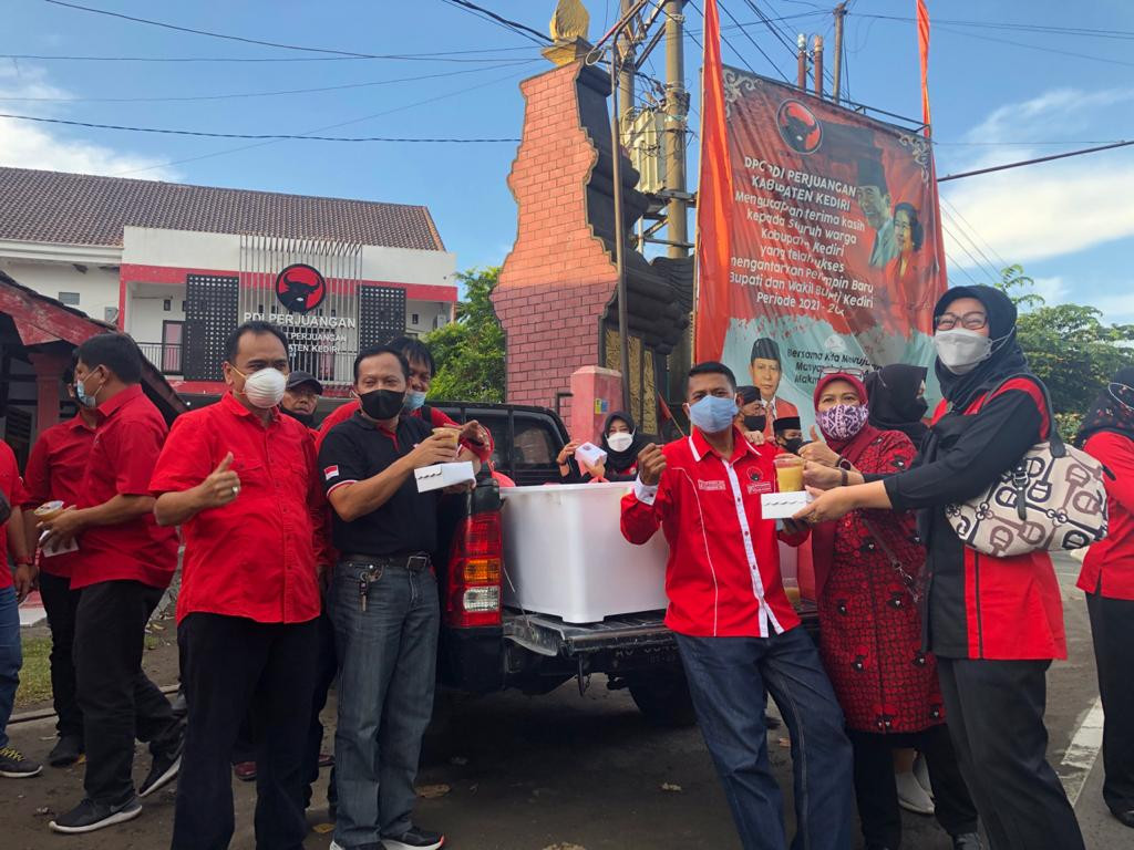 Kader PDIP Kediri gelar berbagi takjil dan sosialisasi larangan mudik serta open house selama lebaran. (Foto: Istimewa)