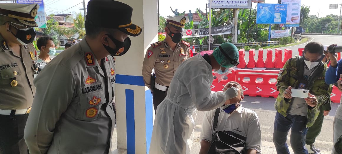 Kapolres Kediri memantau langsung penyekatan di Pospam Mengkreng dan pelaksanaan tes swab bagi pengguna kendaaran yang tidak mengindahkan prokes. (Foto: Fendhy Plesmana/Ngopibareng.id)