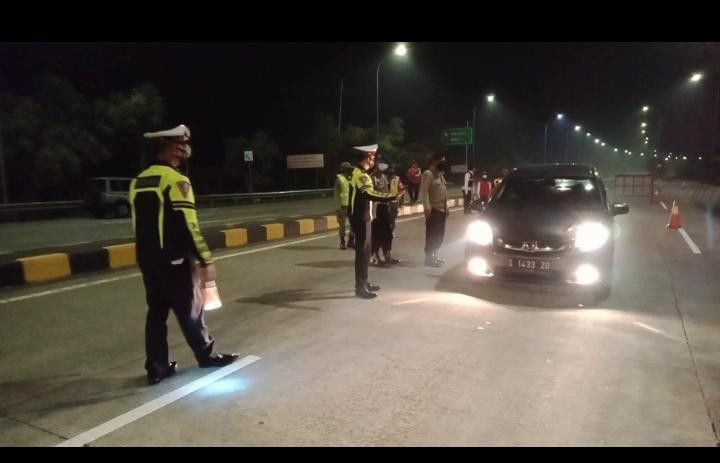 Pemeriksaan kendaraan yang akan masuk wilayah Jombang di exit tol Tembelang, Jumat 7 Mei 2021 malam. (Foto: Mardiansyah Triraharjo/Ngopibareng.id)