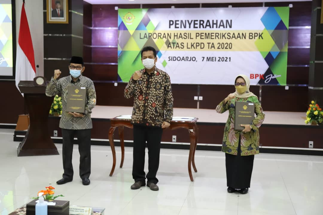 Penghargaan Opini WTP diberikan Kepala BPK-RI Perwakilan Jawa Timur, Joko Agus Setiono kepada Bupati Mundjidah Wahab yang didampingi Ketua DPRD Mas'ud Zuremi. (Foto: Istimewa)