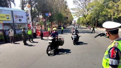 Petugas gabungan di Bondowoso mengawasi setiap kendaraan yang melintas di pospam penyekatan sekaligus Operasi Ketupat Semeru 2021. (Foto: Istimewa).