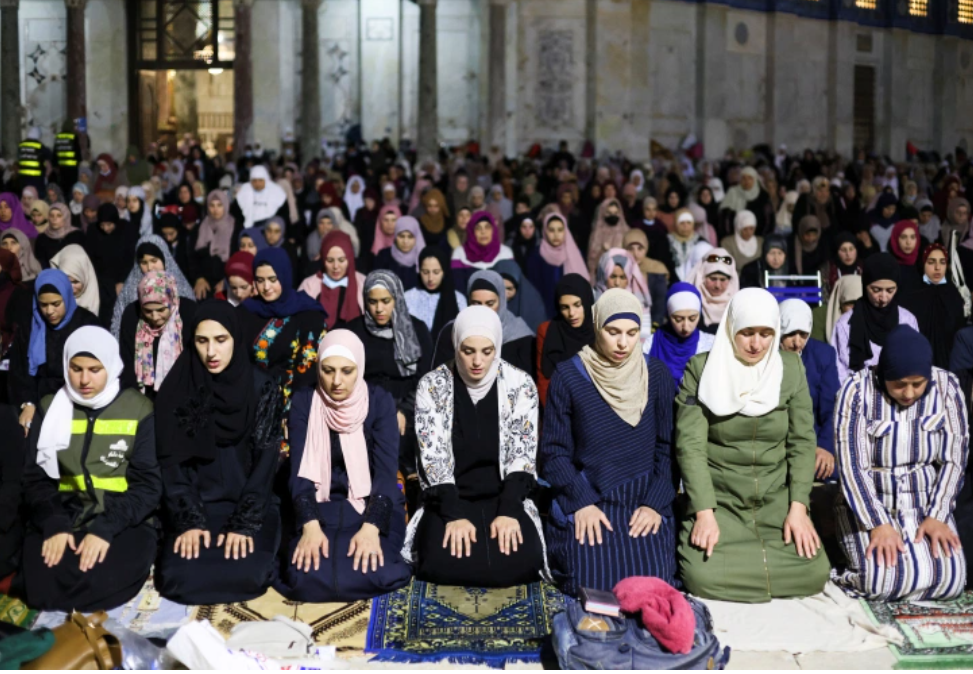 Fakta serangan Israel di Masjdi Al Aqsa. Sedikitnya 90 ribu penduduk Muslim beribadah Lailatul Qadar di Majid Al Aqsa. (Foto: Tangkapan layar via Al Jazeera)