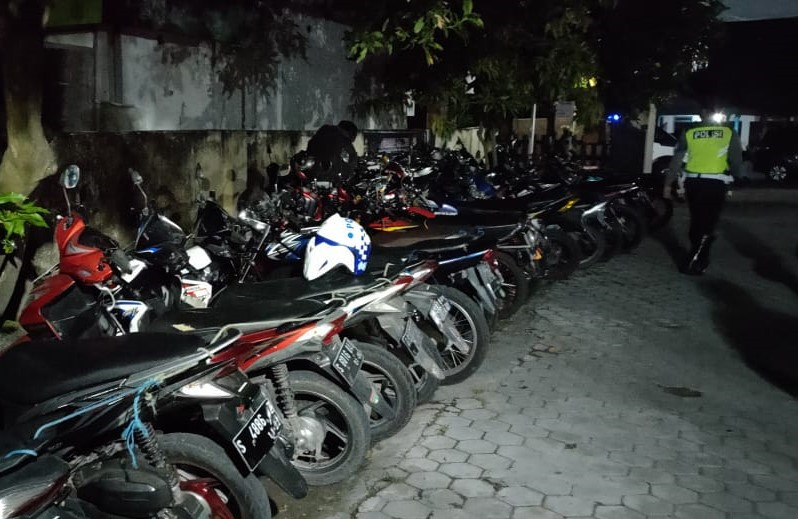 Puluhan kendaraan roda dua diamankan polisi dari hasil razia balap liar di Kediri. (Foto: Fendhy Plesmana/Ngopibareng.id)