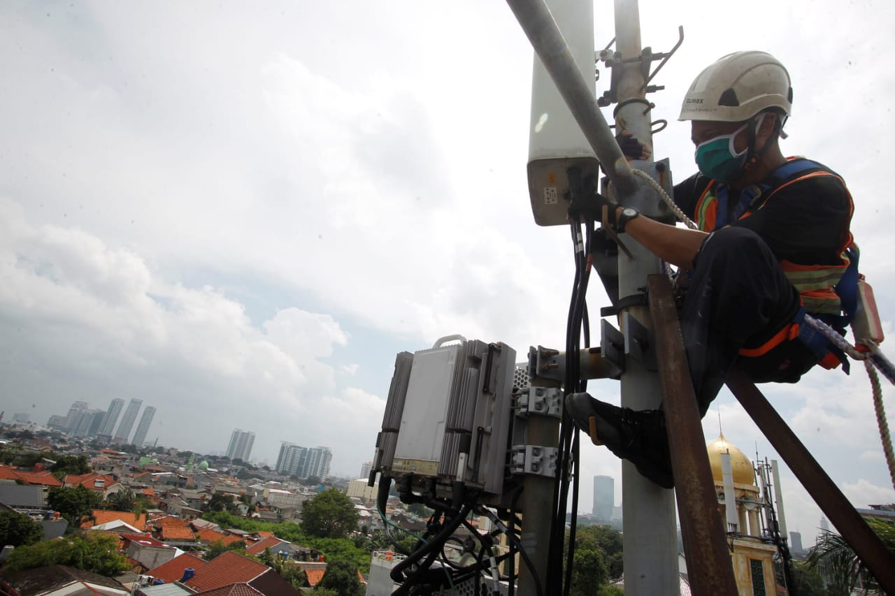 Ilustasi teknisi membenahi jaringan internet. (Foto: Istimewa)