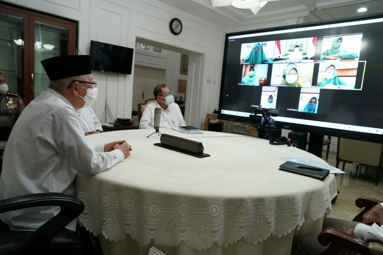 Wakil Presiden Ma'ruf Amin saat menerima jajaran Pengurus Pusat Muslimat Dewan Dakwah Islamiyah Indonesia (DDII) melalui konferensi video. (Foto: Setwapres)