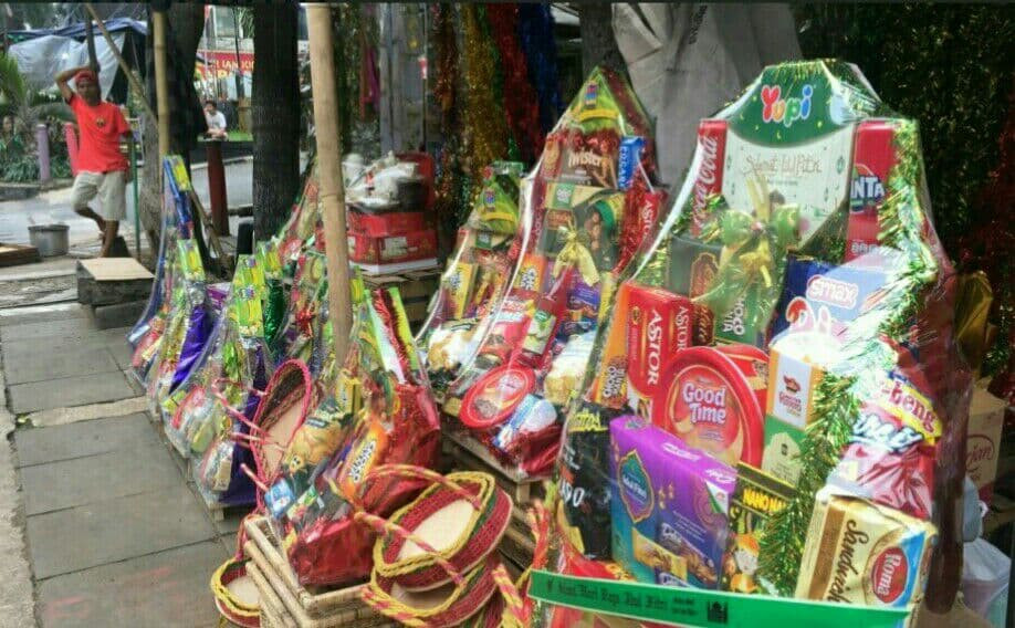 Parsel di pasar kawasan Cikini. Pedagang parsel di Cikini mengeluhkan lesunya penjualan. (Foto: Asmanu Sudharso/Ngopibareng.id)