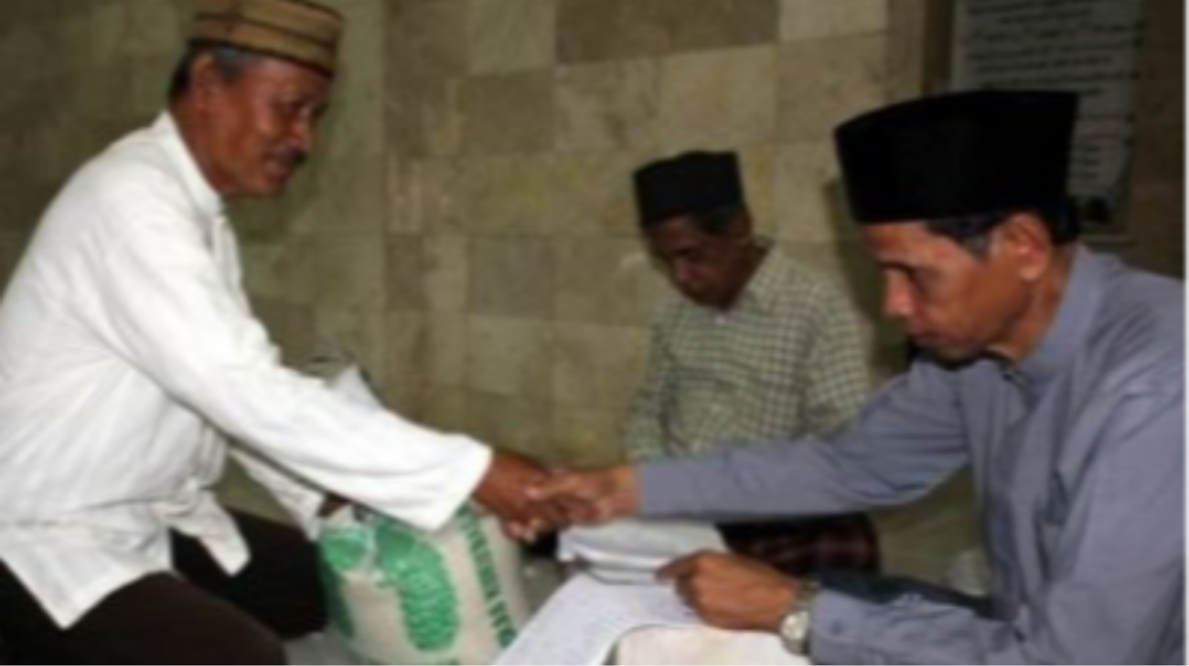 Penyerahan Zakat Fitrah di panitia penerimaan zakat suatu musala. (Foto: Istimewa)