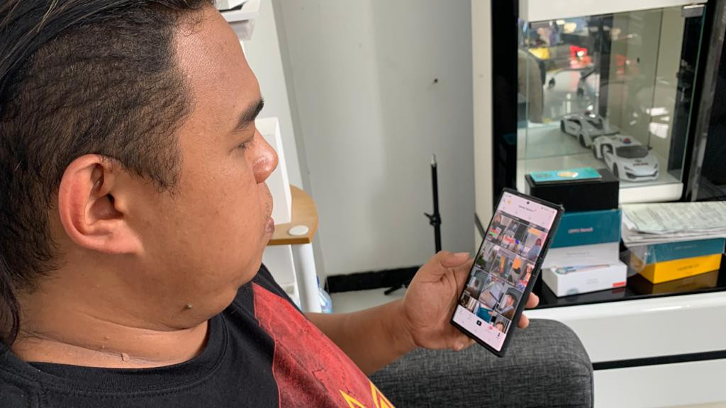 Pengusaha di Malang, Aminul Wahab saat memperlihatkan deretan video tiktok miliknya (Foto: Lalu Theo/ngopibareng.id)