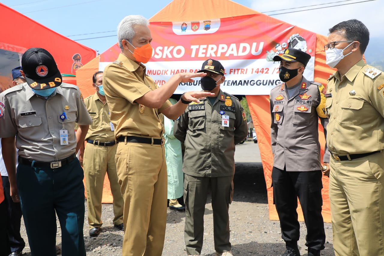 Gubernur Jawa Tengah (Jateng) Ganjar Pranowo cek pos penyekatan mudik di perbatasan Jateng-DIY, Jembatan Krasak, Salam, Magelang dan Rest Area Kledung, Temanggung, Senin 10 Mei 2021. (Foto: Istimewa)