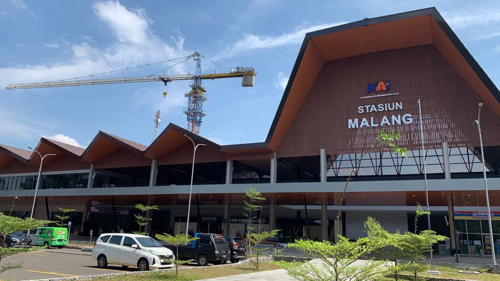 Tampak depan gedung baru di sisi timur Stasiun Malang Kota Baru (Foto: Lalu Theo/ngopibareng.id)