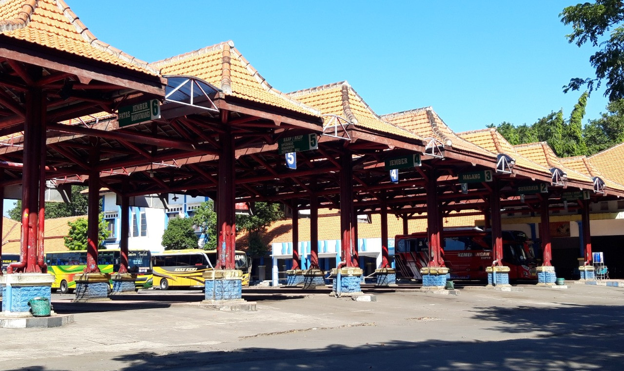 Suasana Terminal Bayuangga, Kota Probolinggo yang sepi, hanya tersedia sebuah bus non-mudik. (Foto: Ikhsan Mahmudi/Ngopibareng.id)