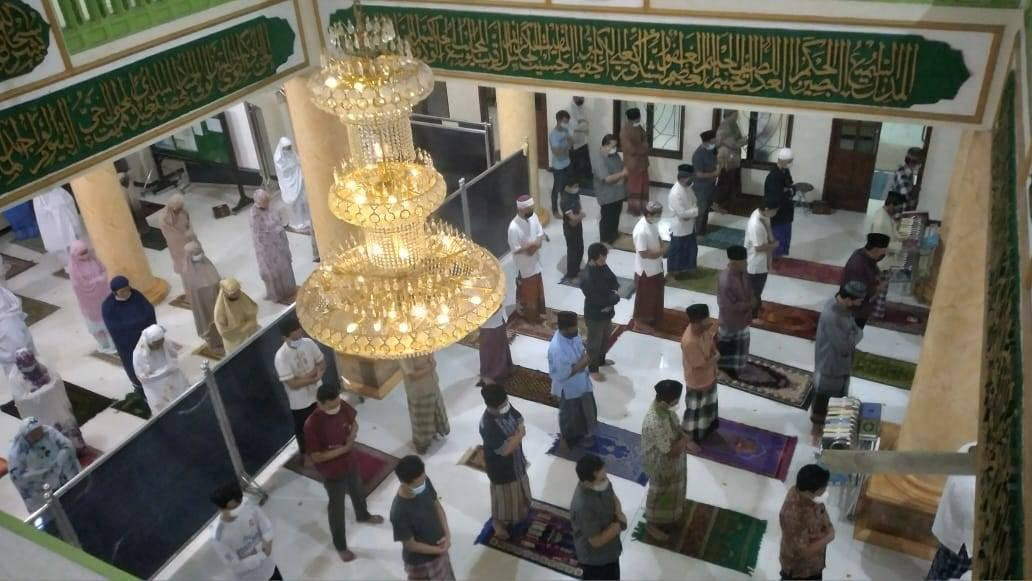 Salat Tarawih tetap jaga jarak sesuai Protokol Kesehatan. (Foto: Istimewa)