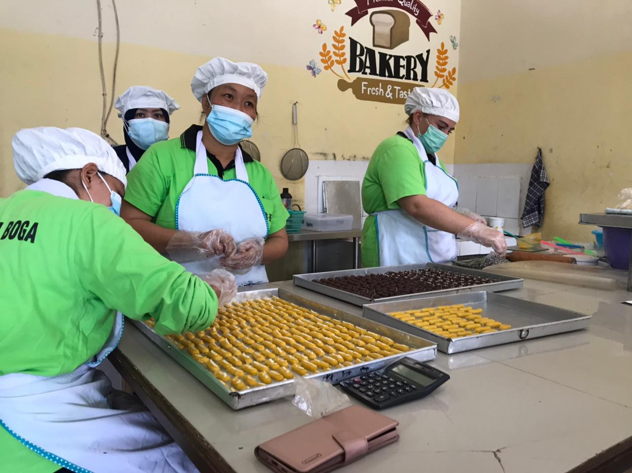 Para warga binaan di Lapas Perempuan Klas II Kota Malang saat membuat kue untuk paket parcel Lebaran (Foto: Lalu Theo/ngopibareng.id)