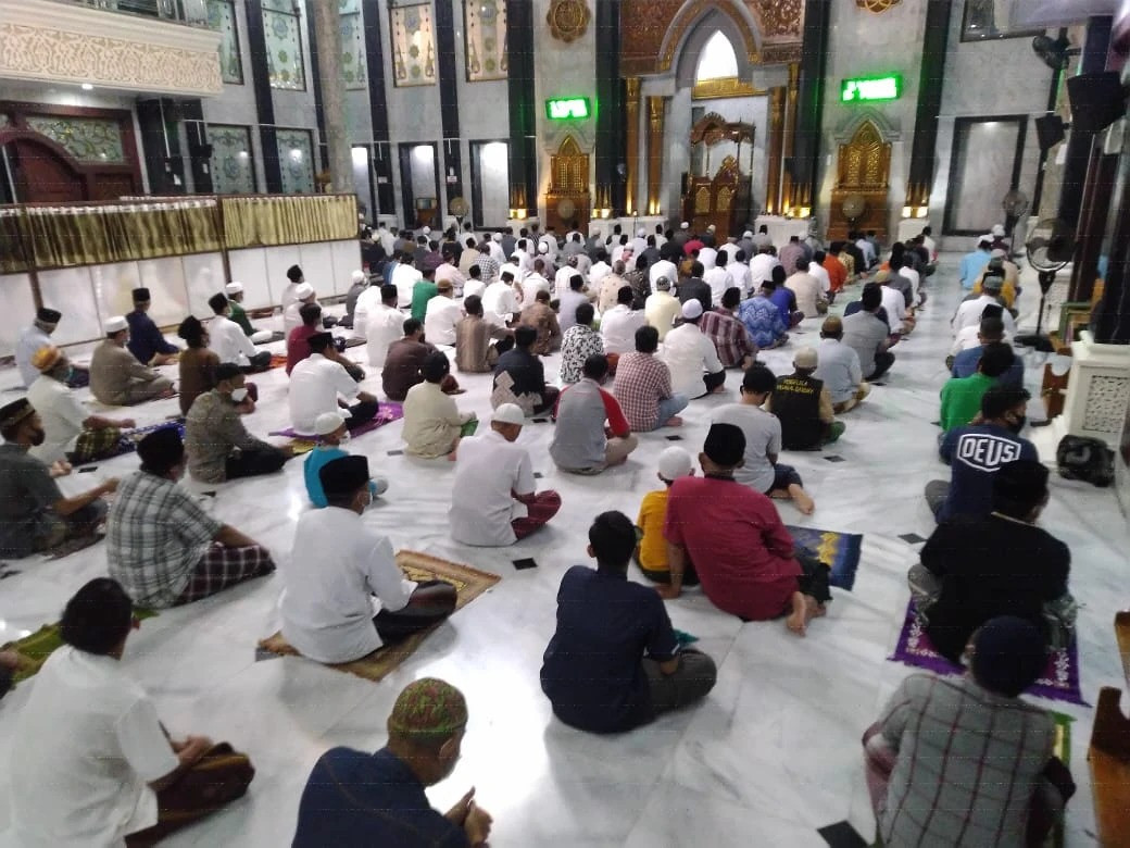 Ilustrasi kegiatan ibadah Ramadan selama masa pandemi Covid-19 di Masjid Agung Baitul Mukminin Jombang. (Foto: Mardiansyah Triraharjo/Ngopibareng.id)