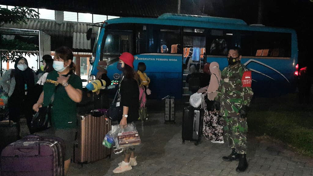 Sejumlah PMI asal Banyuwangi dibawa ke Balai Diklat di Desa Tamansari, Kecamatan Licin untuk menjalani karantina  selama 3 hari (foto:istimewa)