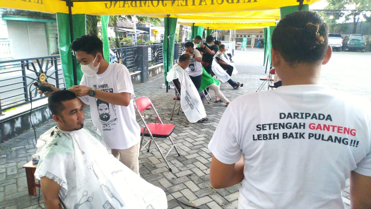 #BerbagiGanteng, bakti sosial berbentuk potong rambut gratis di teras barat Masjid Agung Baitul Mukminin, Jombang, Jawa Timur. (Foto: Mardiansyah Triraharjo/Ngopibareng.id)