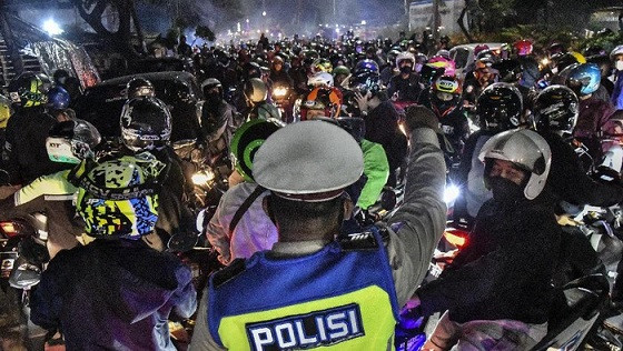 Petugas Kepolisian menghalau pemudik motor yang melawan arus untuk menghindari posko penyekatan mudik di Kedungwaringin, Kabupaten Bekasi, Jawa Barat, Minggu 9 Mei 2021. Pada H-3 jelang Hari Raya Idul Fitri 1422 H petugas gabungan dari TNI,Polri, Dishub dan Satpol PP memperketat penjagaan pemudik di perbatasan Kabupaten Bekasi dan Karawang.(Foto: Antara/Fakhri Hermansyah)