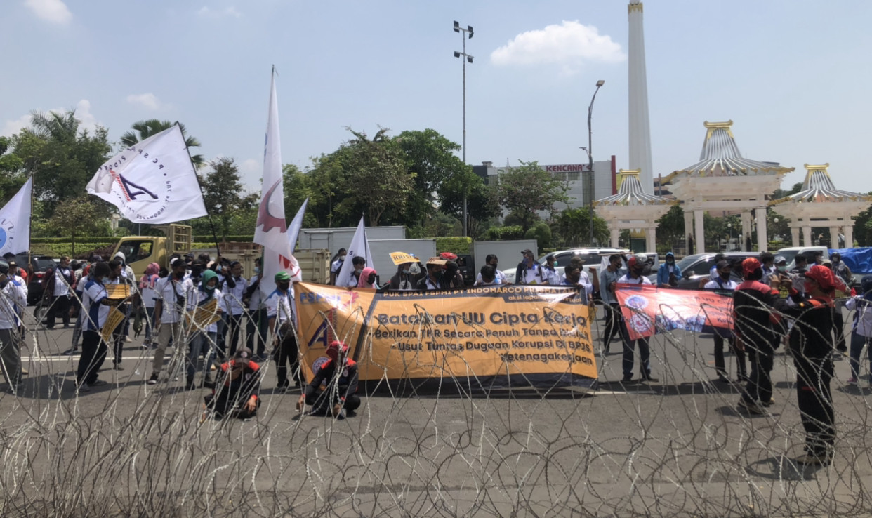 Buruh FSPMI ketika menggelar demo di Kantor Gubernur Jawa Timur, beberapa waktu lalu. (Foto: Andhi Dwi/Ngopibareng.id)