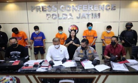 Polda Jatim gelar perkara kasus pemalsuan surat PCR dan Swab. (Foto: Ant)