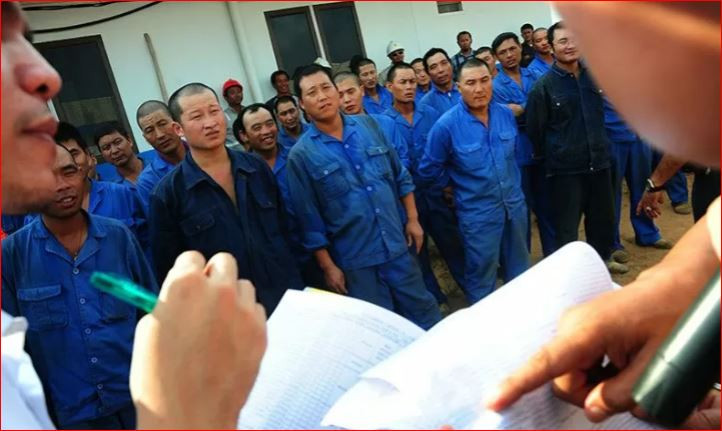 Foto dokumentasi - Sejumlah pekerja asing asal China berbaris saat hendak didata oleh Direktorat Reskrim Umum (Ditreskrimum) Polda Kalbar, di kawasan proyek pembangunan Pembangkit Listrik Tenaga Uap (PLTU) di Jungkat, Kabupaten Pontianak, Kalbar, Selasa 19 Maret 2013. (Foto: Antara/Jessica Helena Wuysang).