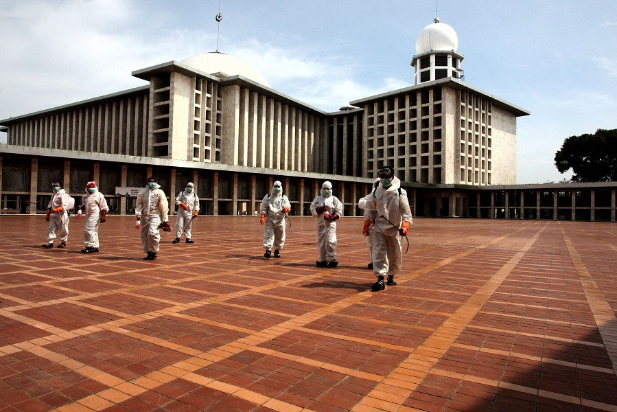 Ilustrasi petugas melakukan penyemprotan disinfektan di Masjid Istiqlal. (Foto: Istimewa)