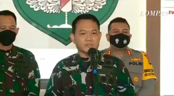 Pangdam Jaya Mayjen TNI Dudung Abdurachman dan Kapolda Metro Jaya Irjen Fadil Imran saat konferensi pers soal debt collector kemarin, 10 Mei 2021. (Foto: Tangkapan Layar Kompas TV)