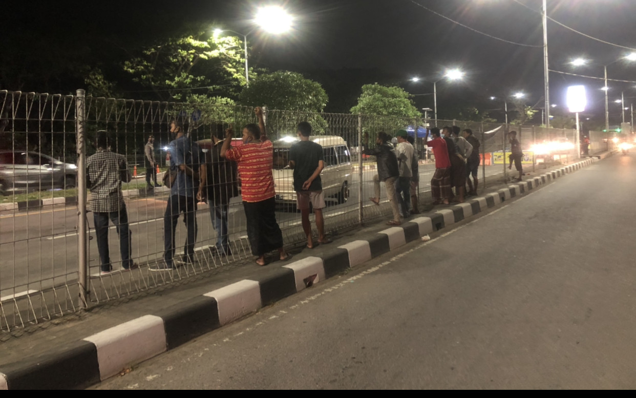 Warga sekitar Jembatan Suramadu yang melihat aktivitas petugas pos penyekatan. (Foto: Andhi Dwi/Ngopibareng.id)