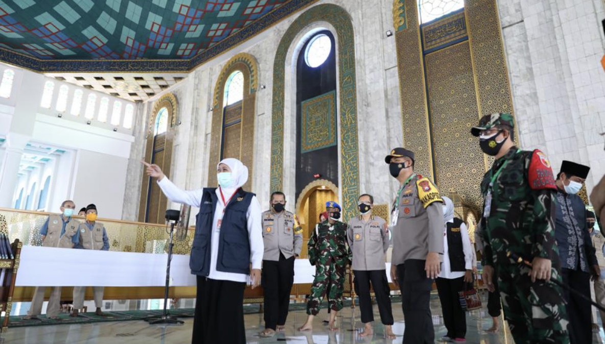 Gubernur Jatim, Khofifah Indar Parawansa saat memantau Masjid Al Akbar Surabaya (Foto: Dok. Humas Pemprov Jatim)