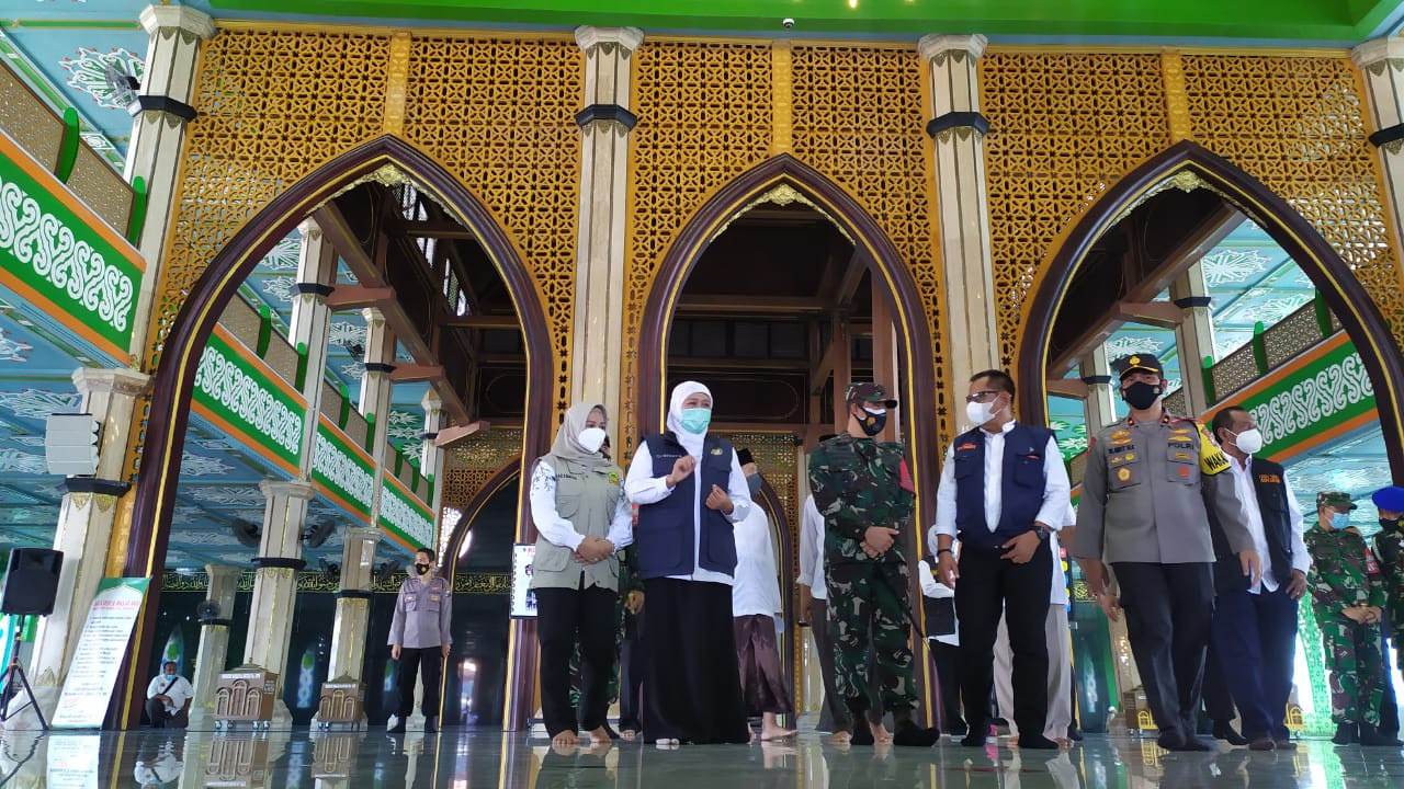 Khofifah Indar Parawansa didampingi Walikota Mojokerto Ika Puspitasari, saat meninjau langsung kesiapan Masjid Agung Al Fattah Kota Mojokerto untuk salat Idul Fitri. (Foto: Deny Lukmantara/Ngopibareng.id)