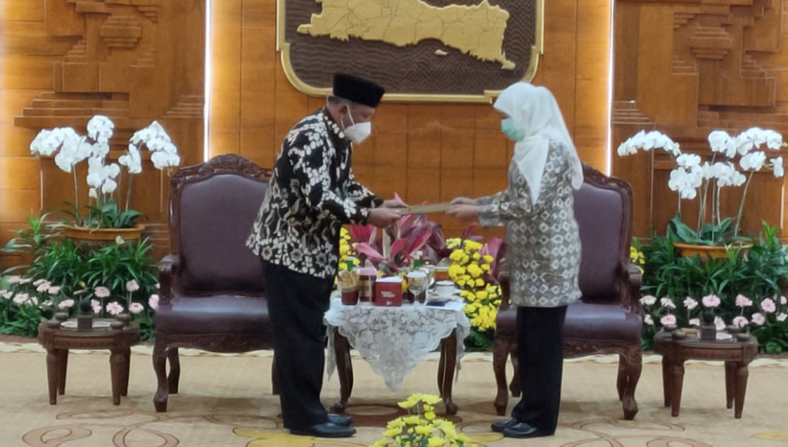 Gunernur Jatim, Khofifah Indar Parawansa, saat serahkan SK ptl Bupati Nganjuk (Foto: Istimewa)