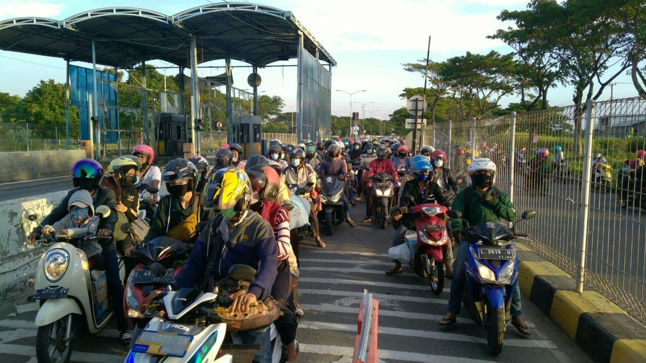 Pemudik ke arah Madura di Jembatan Suramadu. (Foto: Fariz Yarbo/Ngopibareng.id)