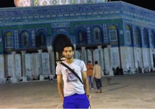 Mohamed Salah berfoto di depan Masjid Al Aqsa. Netizen mengkritik Mohamed Salah lantaran tak menyebut Palestina secara tegas. (Foto: Twitter)