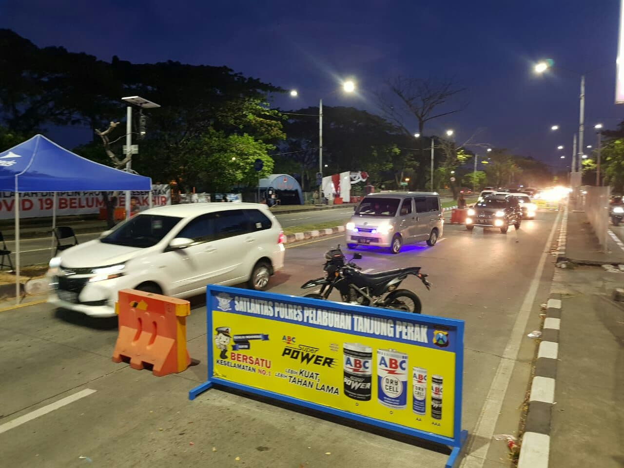 Mobil antre diperiksa dokumen perjalanannya di Jembatan Suramadu, Surabaya. (Foto: Fariz Yarbo/Ngopibareng.id)