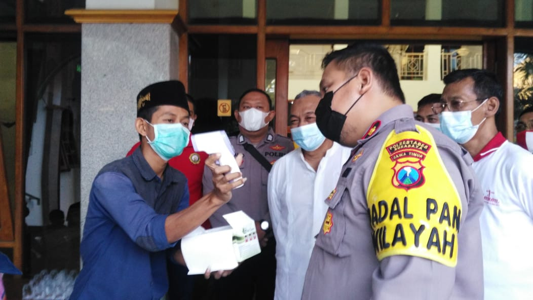 Kapolsek Gubeng Kompol Akay Fahli ketika melakukan pengecekan prokes di masjid wilayah Kecamatan Gubeng pada Selasa 11 Mei 2021. (Foto: Polsek Gubeng)