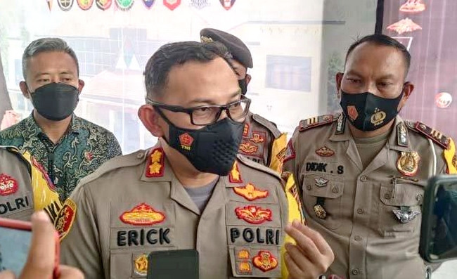 Kapolres Bondowoso AKBP Erick Frendriz didampingi Kasatlantas AKP Didik Sugiarto, saat memberikan keterangan soal larangan takbir keliling di malam Idul Fitri 1442 H. (Foto: Istimewa)