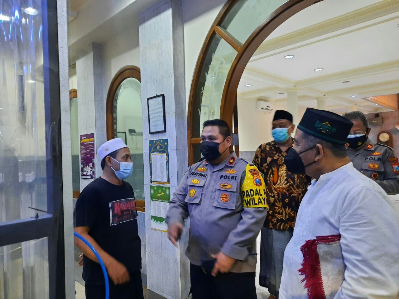 Kapolsek Gubeng Akay Fah;i dalam giat pantau takbiran keliling di Gubeng. (Foto: Alief Sambogo/Ngopibareng.id)