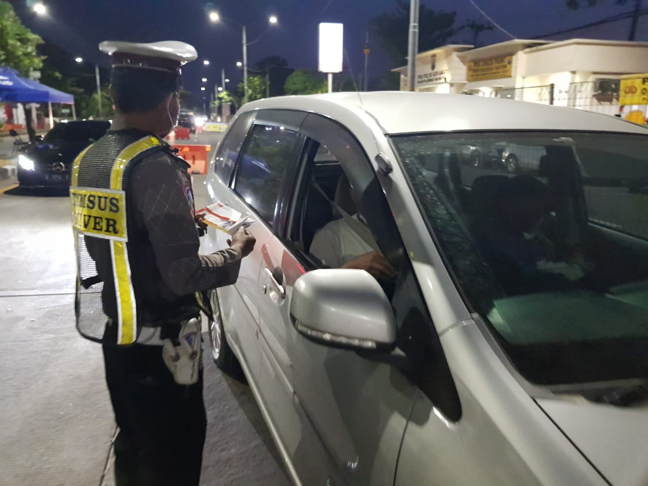 Aparat memeriksa kendaraan luar Surabaya yang melitas di Posko Penyekatan Suramadu, Surabaya, Rabu 12 Mei 2021. (Foto: Fariz Yarbo/Ngopibareng.id)