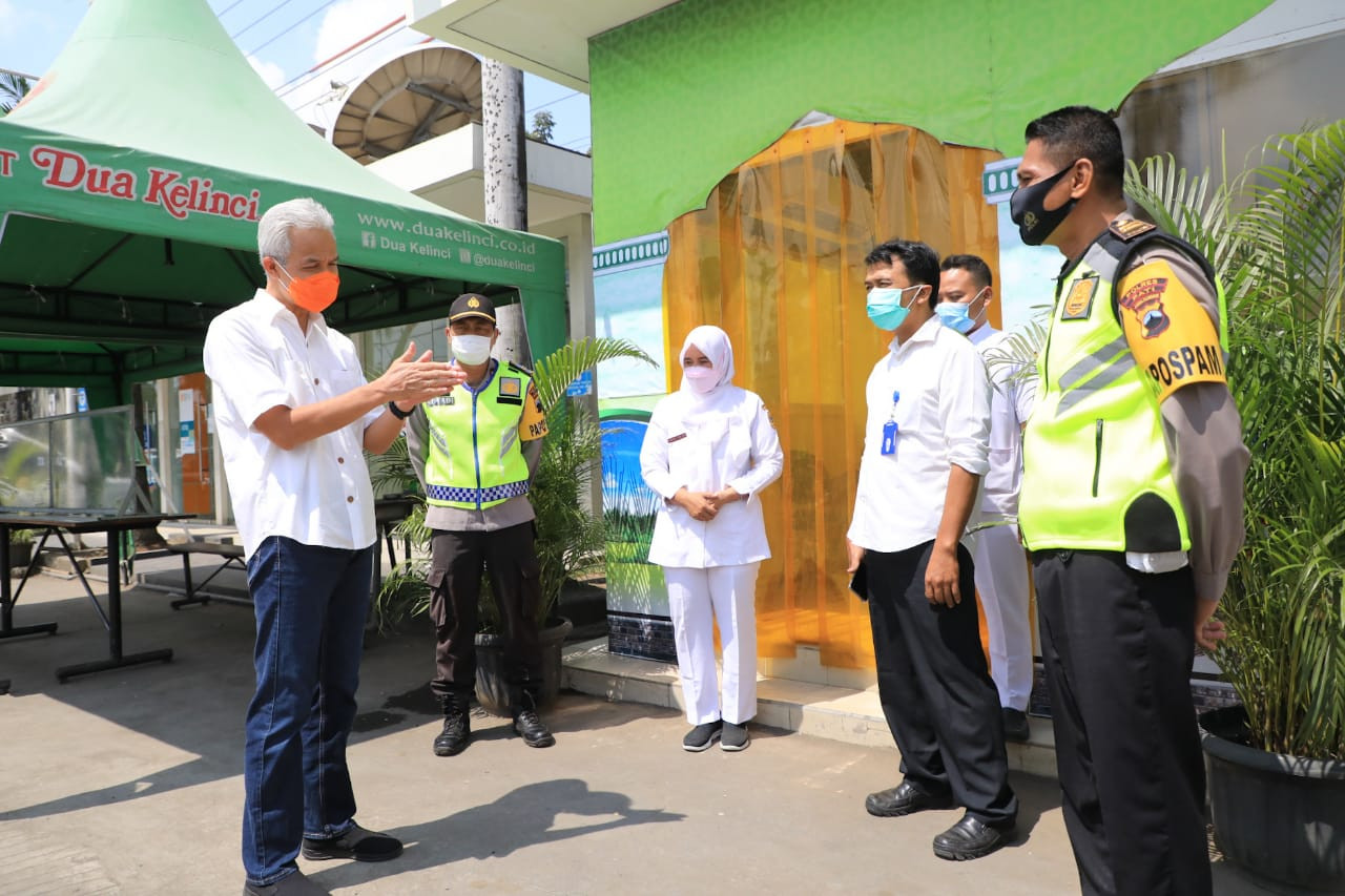 Ganjar meminta kepada petugas pos penyekatan untuk mewaspadi mudik pada sore hingga malam. (Foto: Dok Jateng)