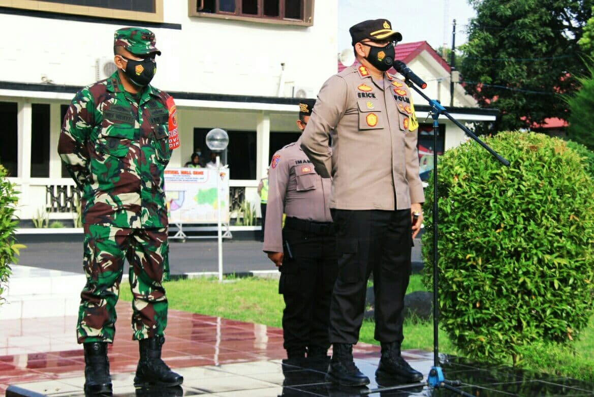 Kapolres Bondowoso AKBP Erick Frendriz dan Dandim 0822 Letkol Kav.Widi Widayat memberi pengarahan kepada petugas gabungan pengamanan malam Idul Fitri 1442 H. (foto: Polres for Ngopibareng.id)