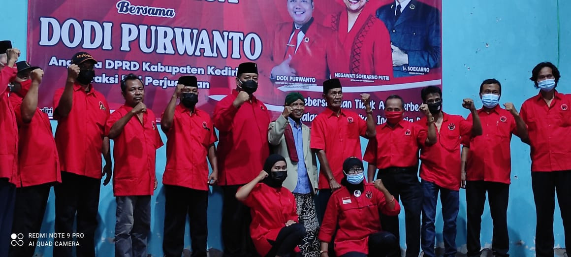 Ketua DPRD Kabupaten Kediri Dodi Purwanto saat melaksanakan giat santunan anak yatim di Desa Wonoasri, Kecamatan Grogol, Kabupaten Kediri. (Foto: Fendhy Plesmana/Ngopibareng.id)