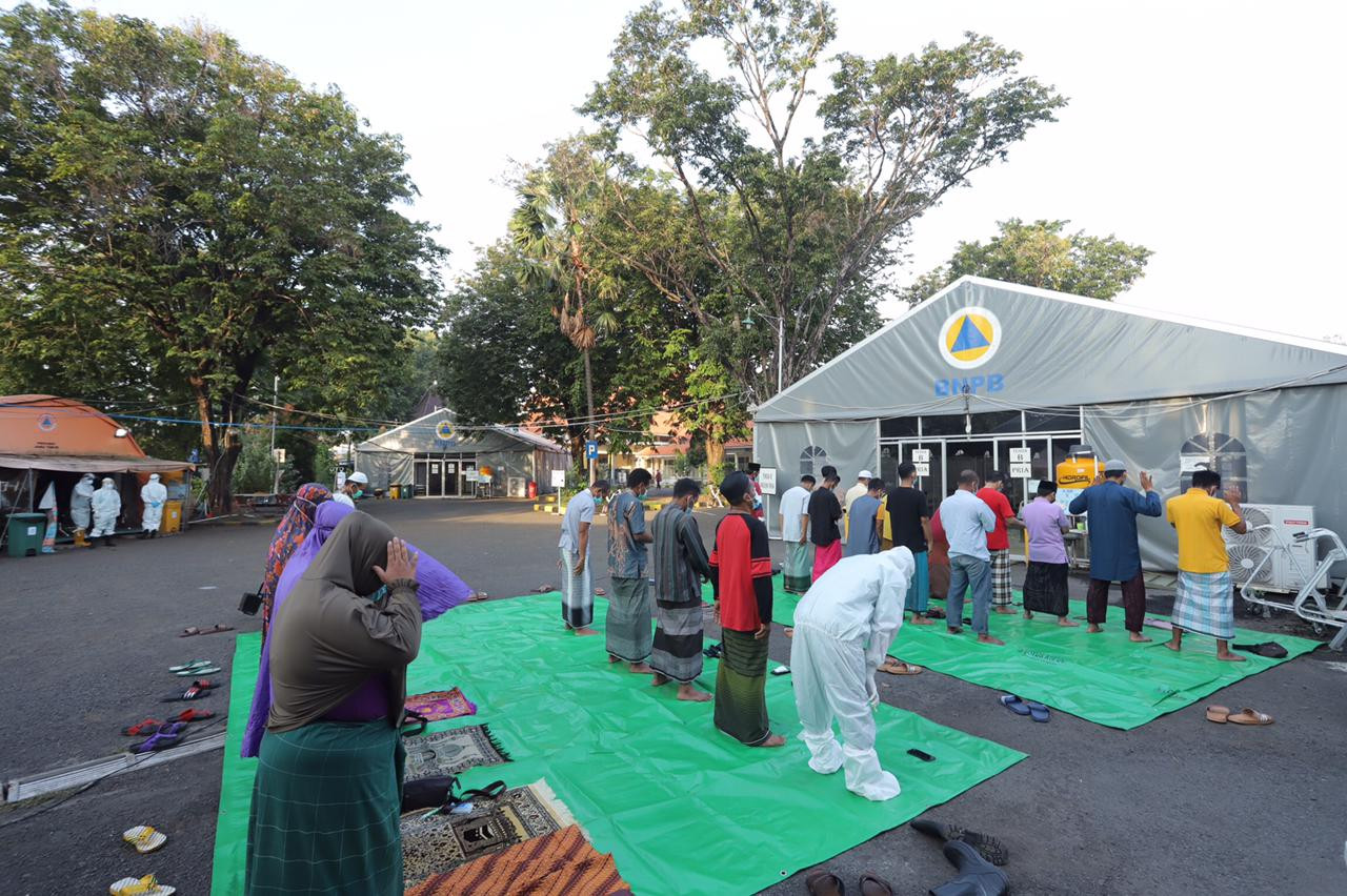 Nakes RSLI lakukan Salat Ied ditengah tugas. (Foto: istimewa)