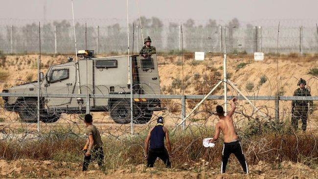 Warga sipil Palestina melakukan perlawanan saat tentara Israel melakukan patroli di Gaza. (Foto: afp)